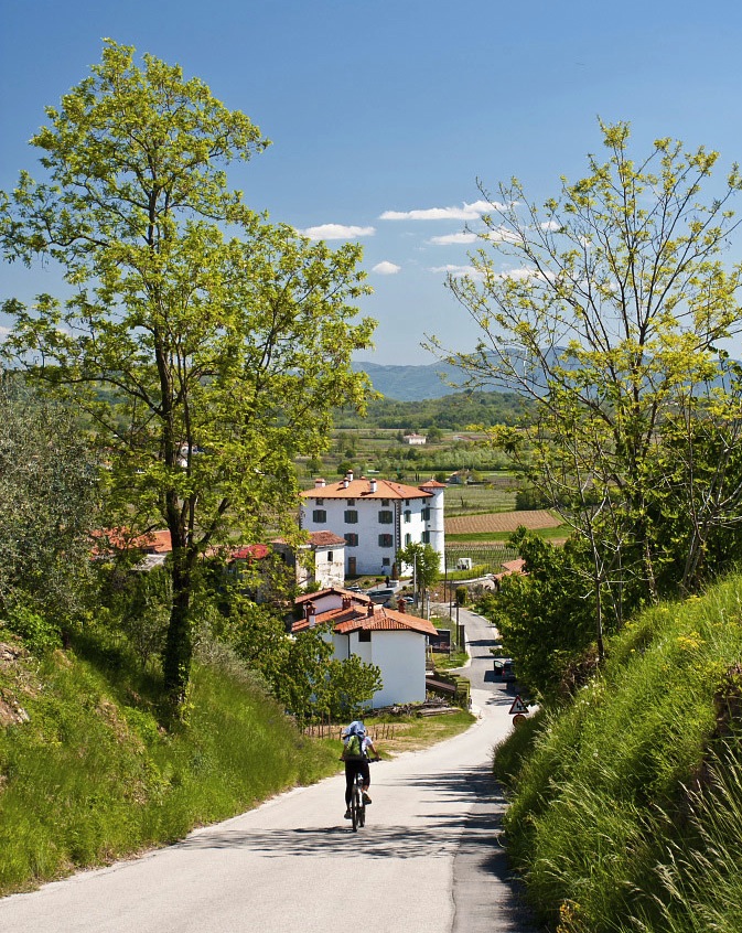 Cycling towards Gredic Castle