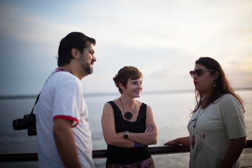 Da direita para a esquerda: Paulina Chamorro, Eliane Brum e seu esposo. Todos a bordo do Iberostar Grand Amazon, na 5ª edição do Navegar é Preciso.